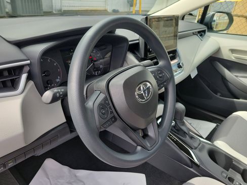 Used 2025 Toyota Corolla LE image 18