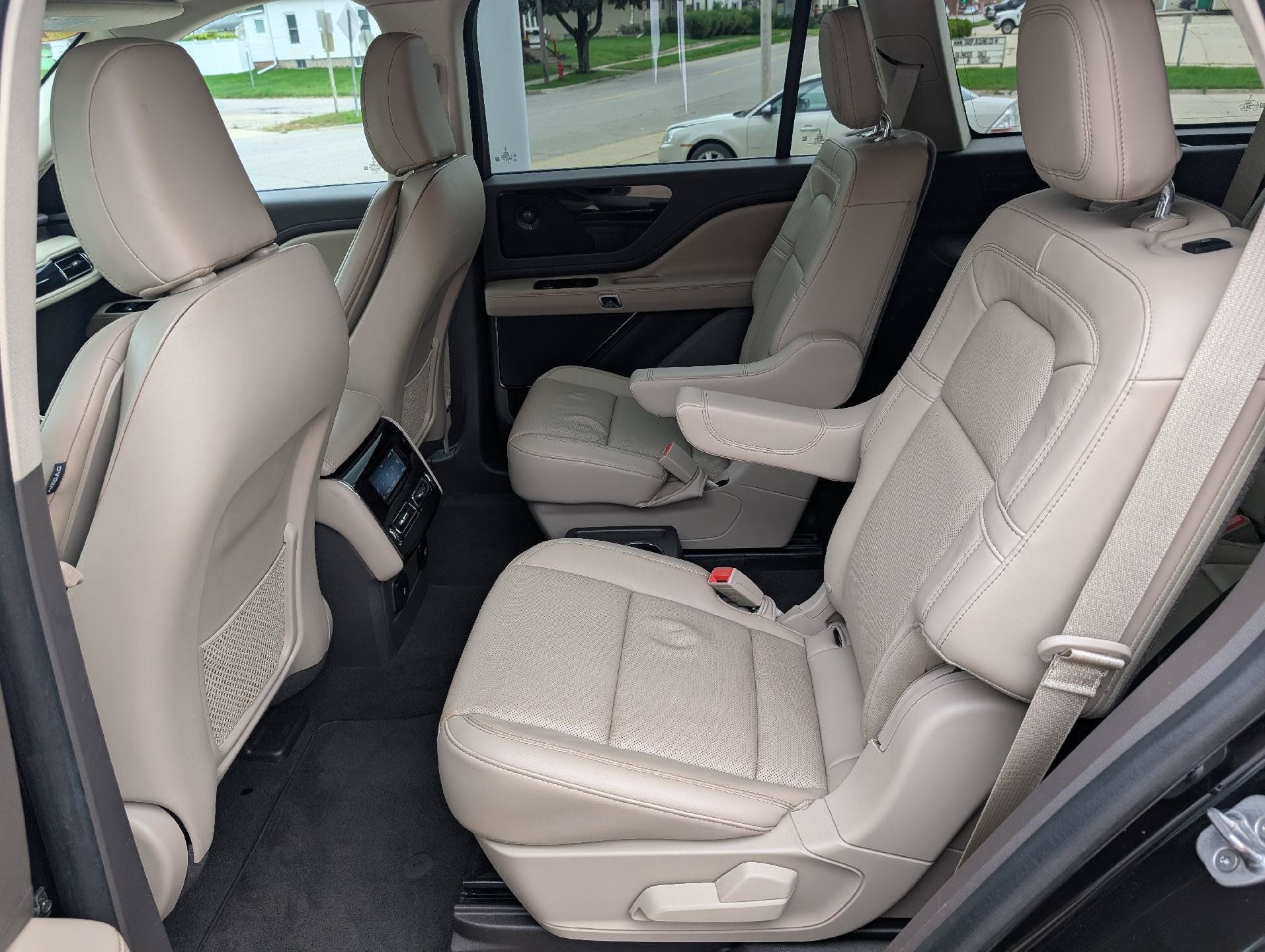 Used 2022 Lincoln Aviator Reserve w/ Equipment Group 201A AWD/4WD image 11