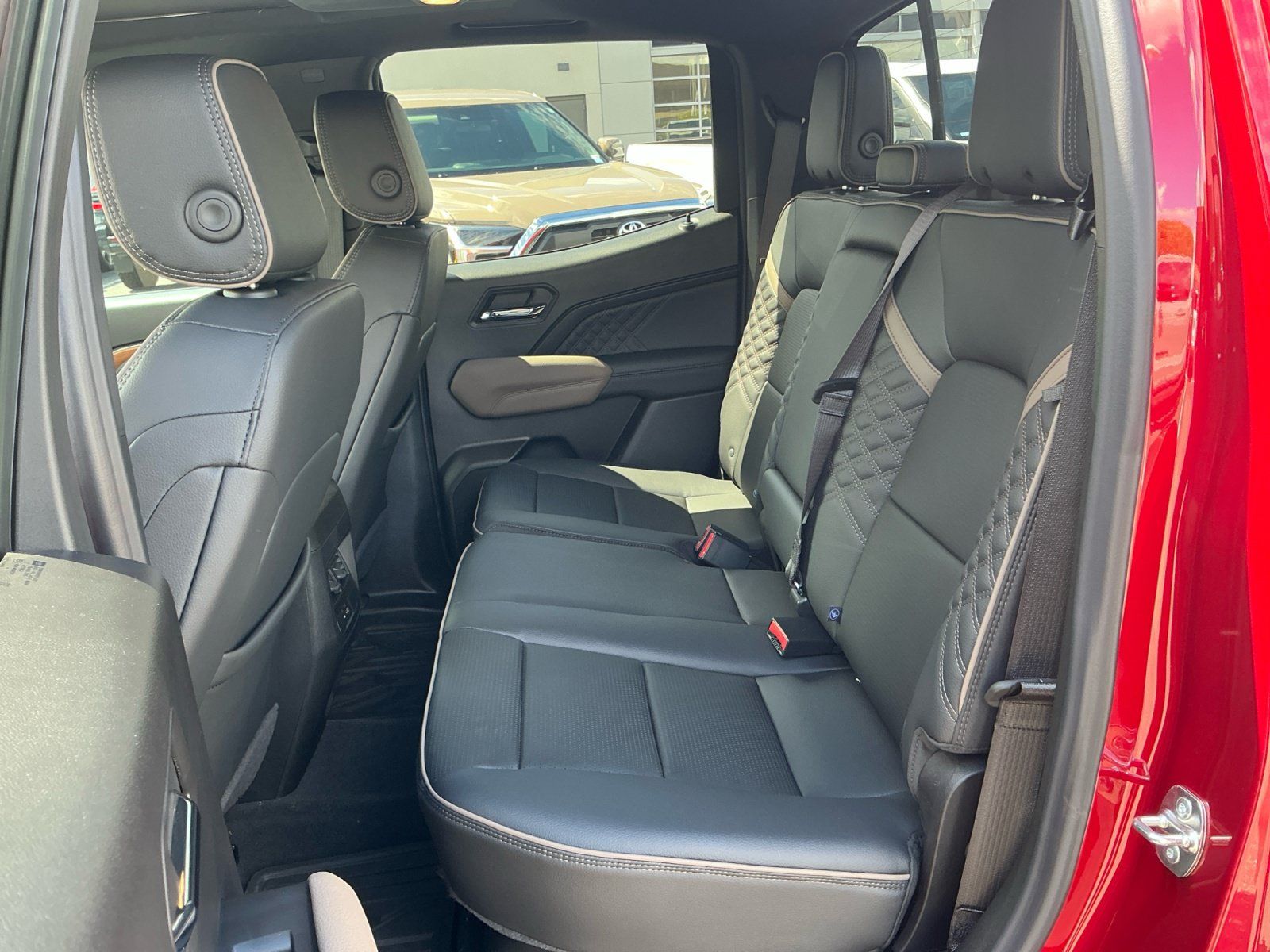 Used 2026 GMC Canyon Denali AWD/4WD image 9