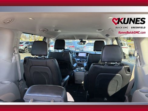Used 2024 Chrysler Pacifica Touring-L image 42
