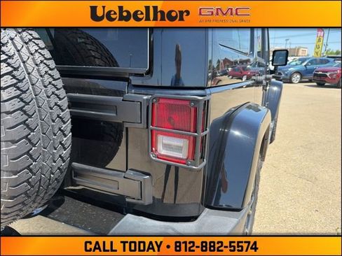Used 2017 Jeep Wrangler Unlimited Sahara AWD/4WD image 9