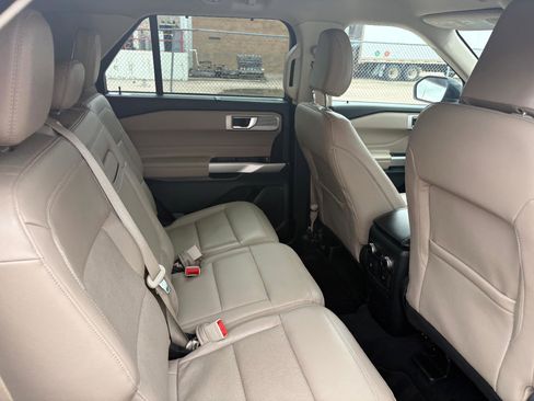 Used 2023 Ford Explorer Limited image 14