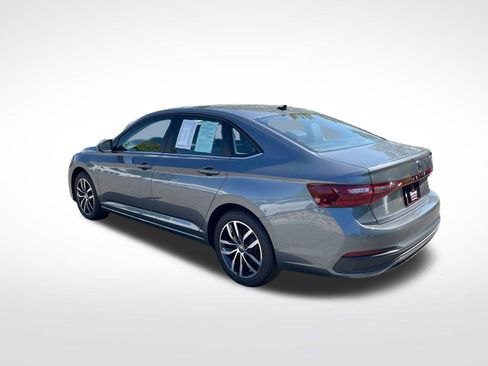 Used 2025 Volkswagen Jetta SE FWD image 3