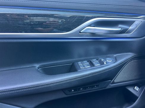 Used 2022 BMW 740i w/ M Sport Package image 11