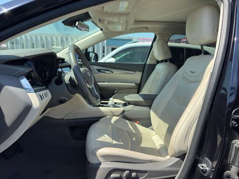 Used 2021 Cadillac XT5 Premium Luxury image 3