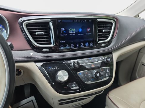 Used 2017 Chrysler Pacifica Limited FWD image 6