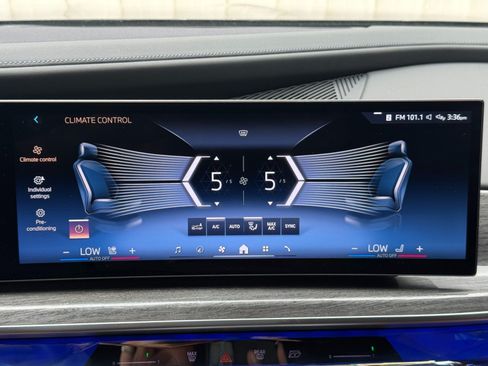 Used 2023 BMW i7 xDrive60 AWD/4WD image 28