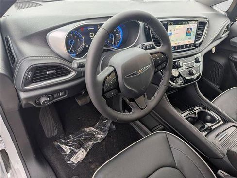 New 2026 Chrysler Pacifica Limited image 3