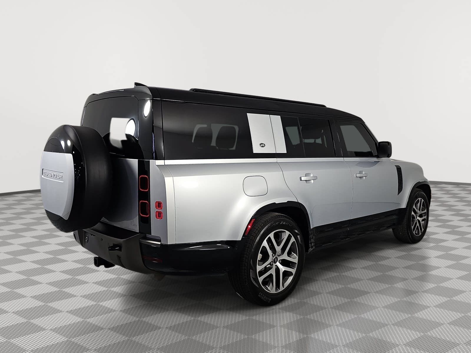 Used 2024 Land Rover Defender 130 X-Dynamic SE AWD/4WD image 8