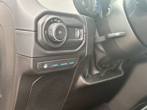 Used 2025 Jeep Wrangler Unlimited Sahara AWD/4WD image 17