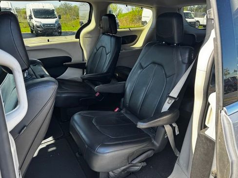 Used 2017 Chrysler Pacifica Touring-L Plus w/ Tire & Wheel Group FWD image 19