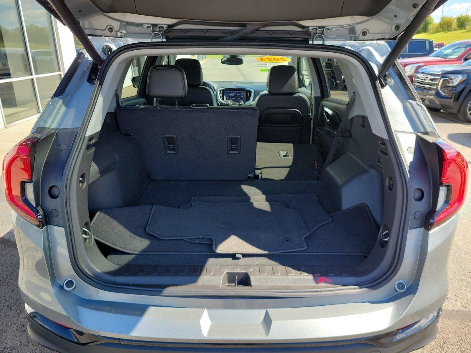 Used 2024 GMC Terrain SLT w/ Infotainment Package II AWD/4WD image 7
