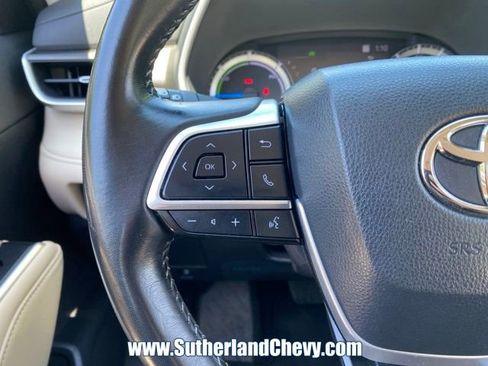 Used 2023 Toyota Highlander XLE AWD/4WD image 21