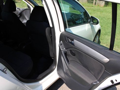 Used 2011 Volkswagen Golf 4-Door FWD image 33