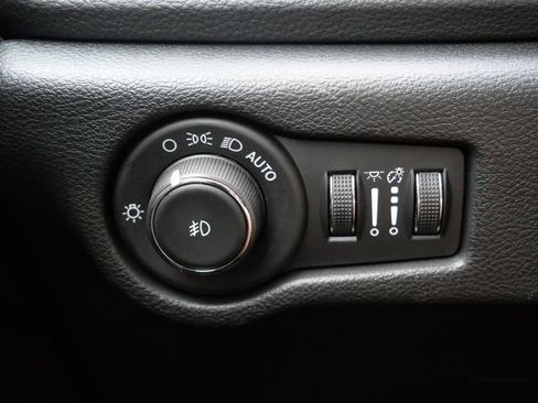 Used 2025 Chrysler Pacifica Limited FWD image 17