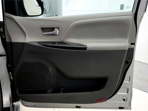 Used 2020 Toyota Sienna LE FWD image 19