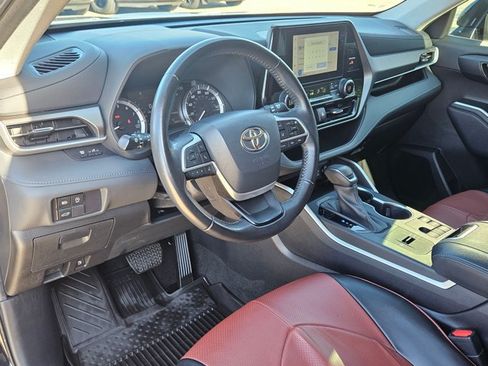 Used 2023 Toyota Highlander LE FWD image 10