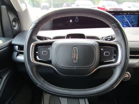 Used 2025 Lincoln Navigator Reserve AWD/4WD image 24