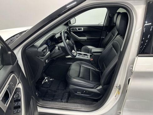 Used 2021 Ford Explorer XLT w/ Equipment Group 202A AWD/4WD image 14