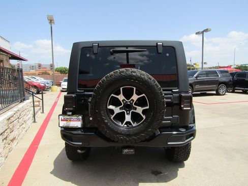Used 2017 Jeep Wrangler Unlimited Sahara AWD/4WD image 7