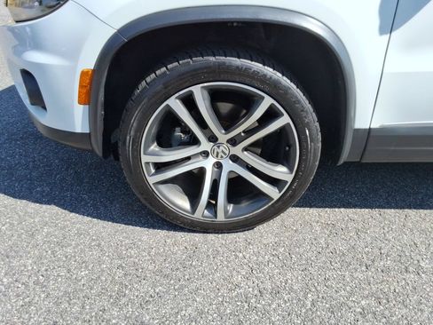 Used 2017 Volkswagen Tiguan SEL FWD image 10