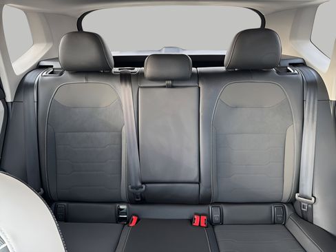 Used 2025 Volkswagen Taos SE image 24