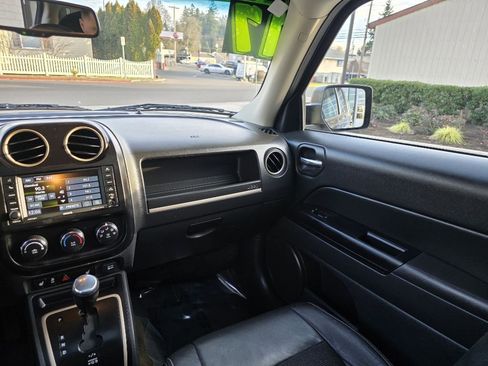 Used 2017 Jeep Patriot SPORT image 11