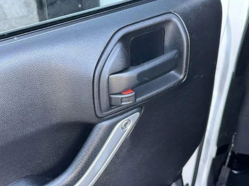 Used 2013 Jeep Wrangler Unlimited Rubicon w/ Connectivity Group AWD/4WD image 15