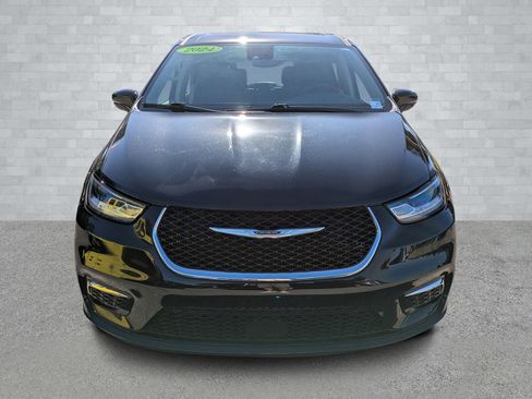 Used 2024 Chrysler Pacifica Touring-L image 3