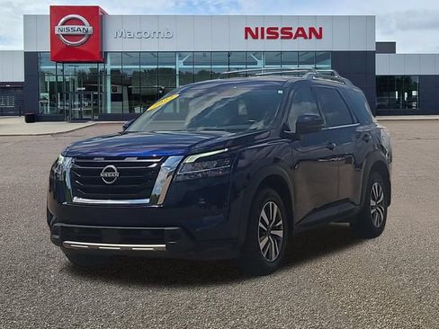 Used 2023 Nissan Pathfinder SL AWD/4WD image 3
