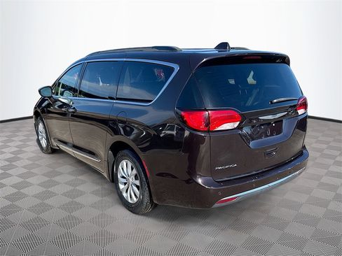 Used 2017 Chrysler Pacifica Touring-L image 8
