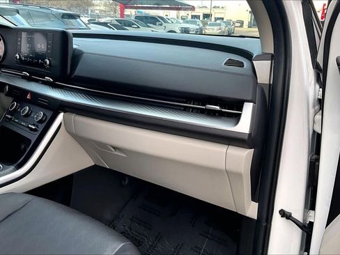 Used 2024 Kia Carnival LX image 17