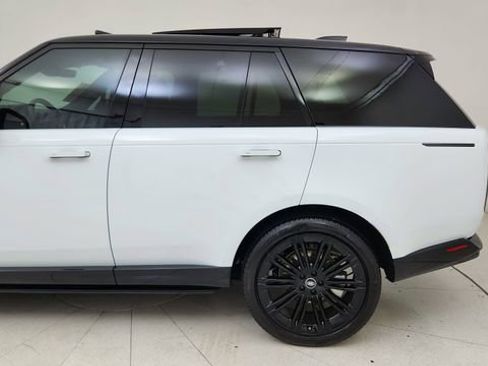 Used 2025 Land Rover Range Rover SE image 10