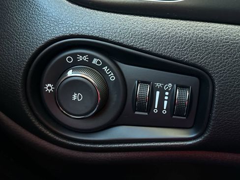 Used 2023 Jeep Renegade Latitude w/ Premium Group image 21