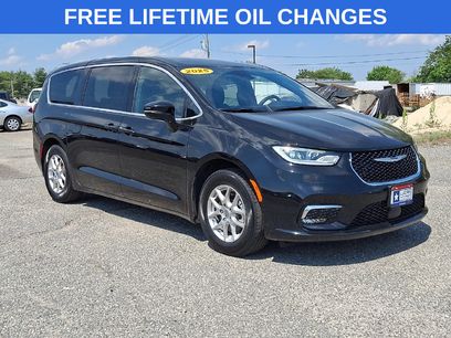 Used 2025 Chrysler Pacifica Select