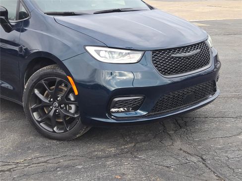 Used 2025 Chrysler Pacifica Limited w/ Uconnect Theater Family Group image 2