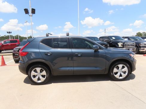Used 2021 Volvo XC40 T4 Momentum FWD image 10