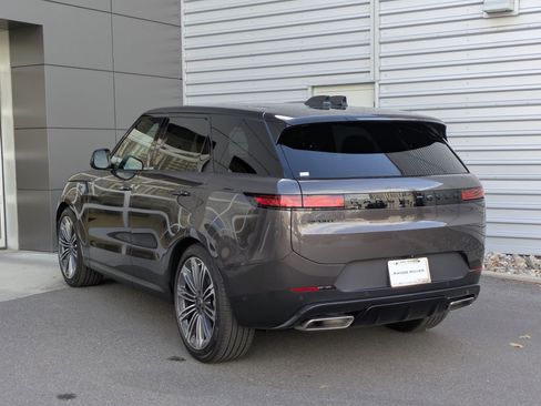 Used 2025 Land Rover Range Rover Sport SE image 3