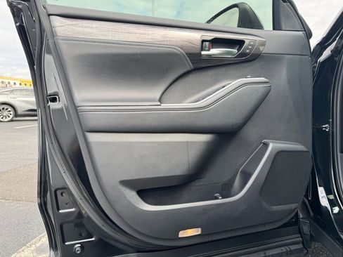Used 2024 Toyota Highlander Limited image 15