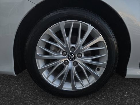 Used 2020 Toyota Camry XLE w/ Sunroof Package FWD image 4