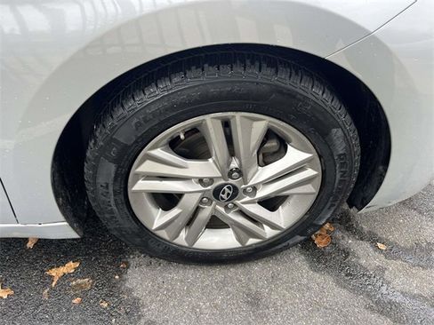 Used 2019 Hyundai Elantra SEL image 9