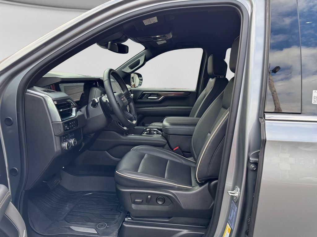 Certified 2025 GMC Yukon Elevation w/ LPO, Floor Liner Package AWD/4WD image 10