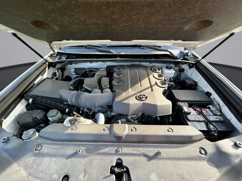Used 2022 Toyota 4Runner SR5 AWD/4WD image 32
