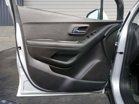 Used 2017 Chevrolet Trax LS AWD/4WD image 14