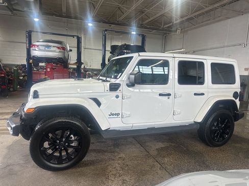 Used 2025 Jeep Wrangler Unlimited Sahara image 2