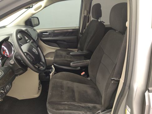 Used 2018 Dodge Grand Caravan SE w/ UConnect Hands-Free Group FWD image 17