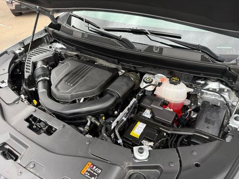 Used 2025 Chevrolet Traverse LT FWD image 44