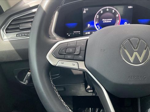 Used 2022 Volkswagen Tiguan SE w/ Panoramic Sunroof Package FWD image 24