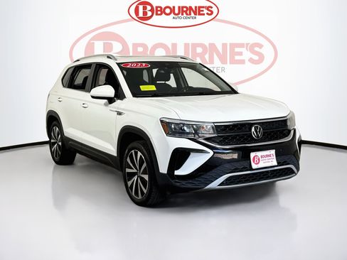Used 2023 Volkswagen Taos SE w/ Panoramic Sunroof Package FWD image 1