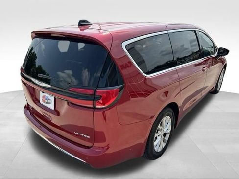 Used 2026 Chrysler Pacifica Limited FWD image 10